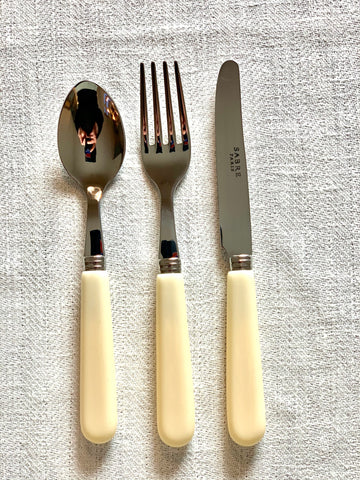 Børnebestik - elfenbensfarvet kniv.